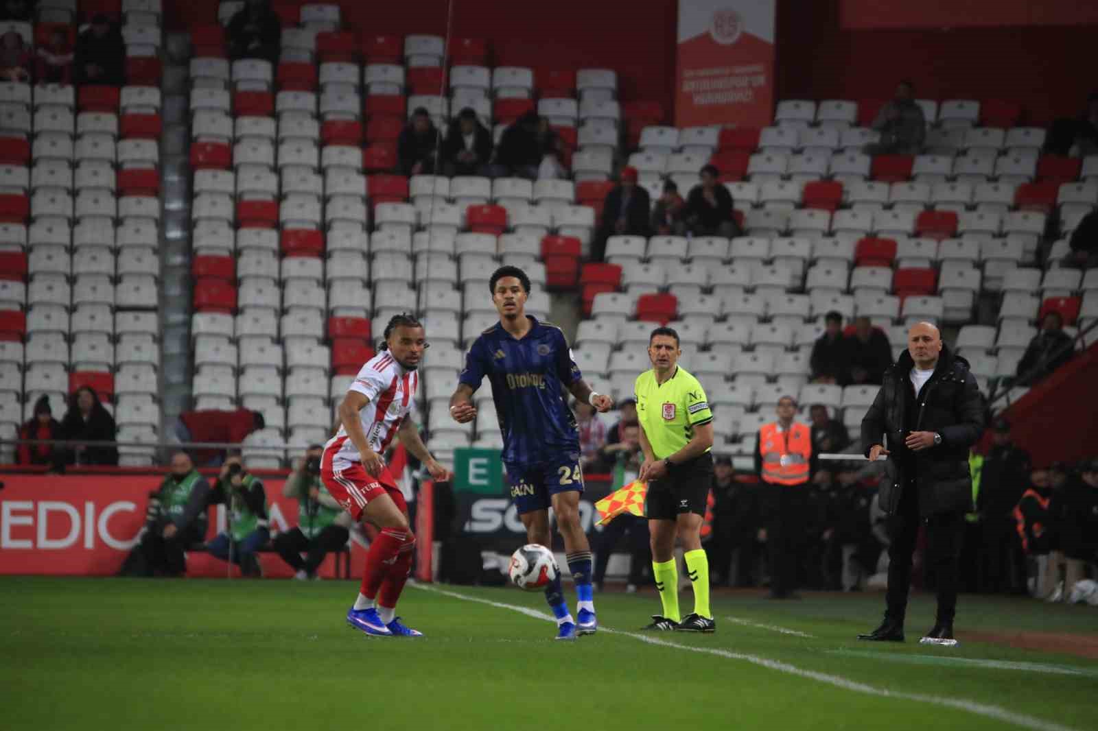 Trendyol Süper Lig: Antalyaspor: 0 - Fenerbahçe: 0 (Maç devam ediyor)
