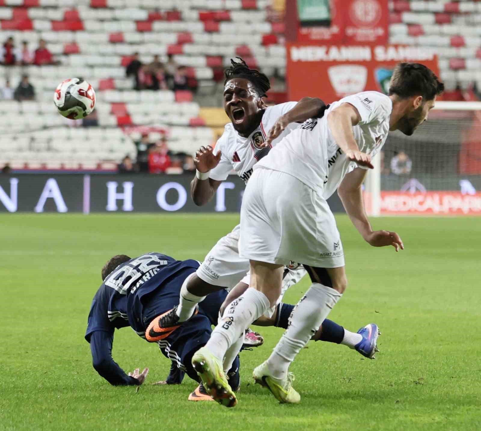 Trendyol Süper Lig: Antalyaspor: 0 - Gaziantep FK: 0 (İlk yarı)
