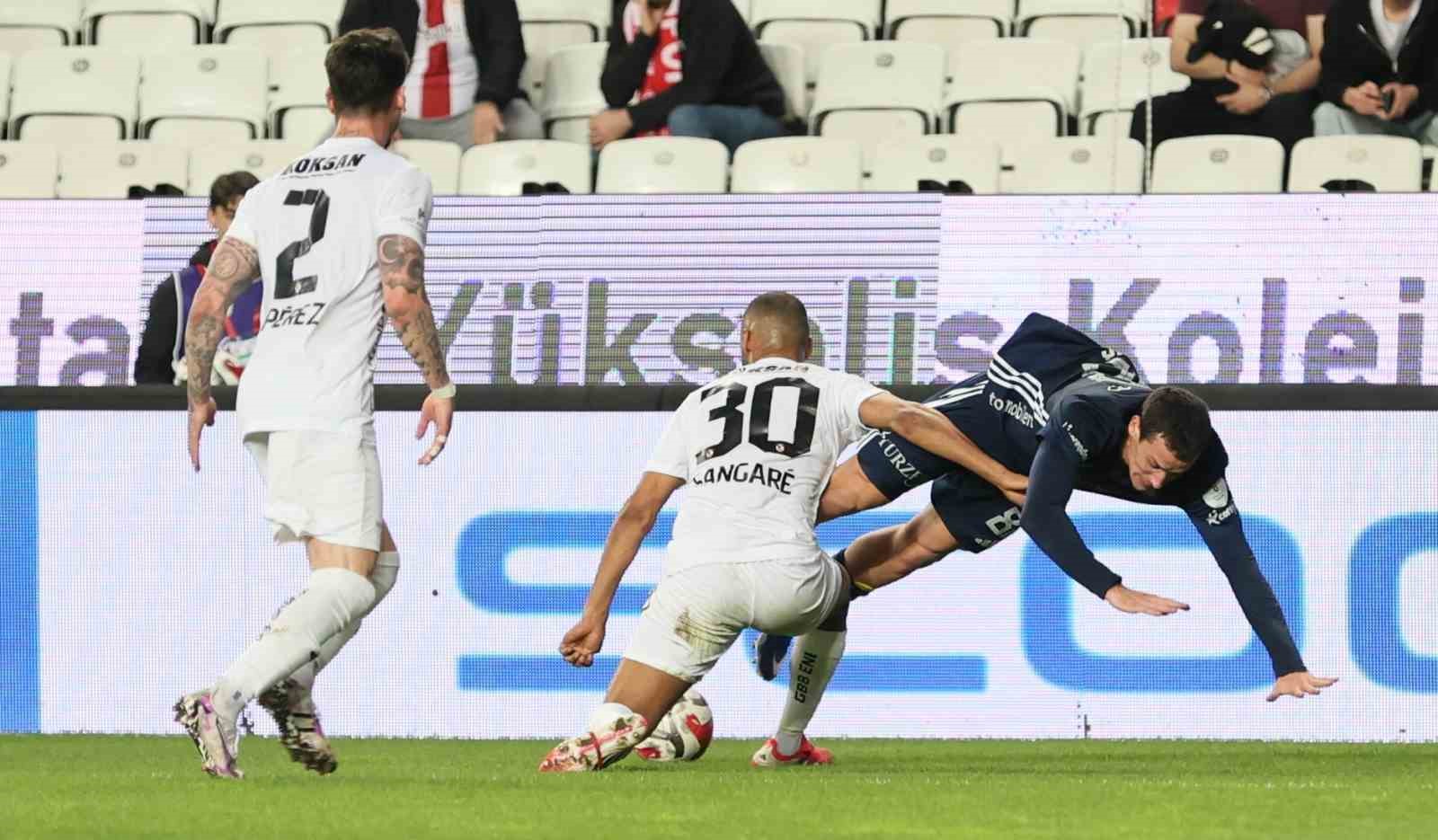 Trendyol Süper Lig: Antalyaspor: 0 - Gaziantep FK: 0 (İlk yarı)
