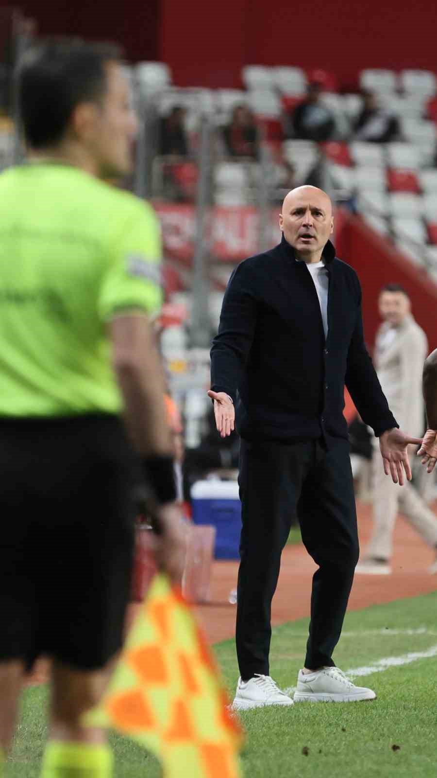 Trendyol Süper Lig: Antalyaspor: 0 - Gaziantep FK: 0 (İlk yarı)
