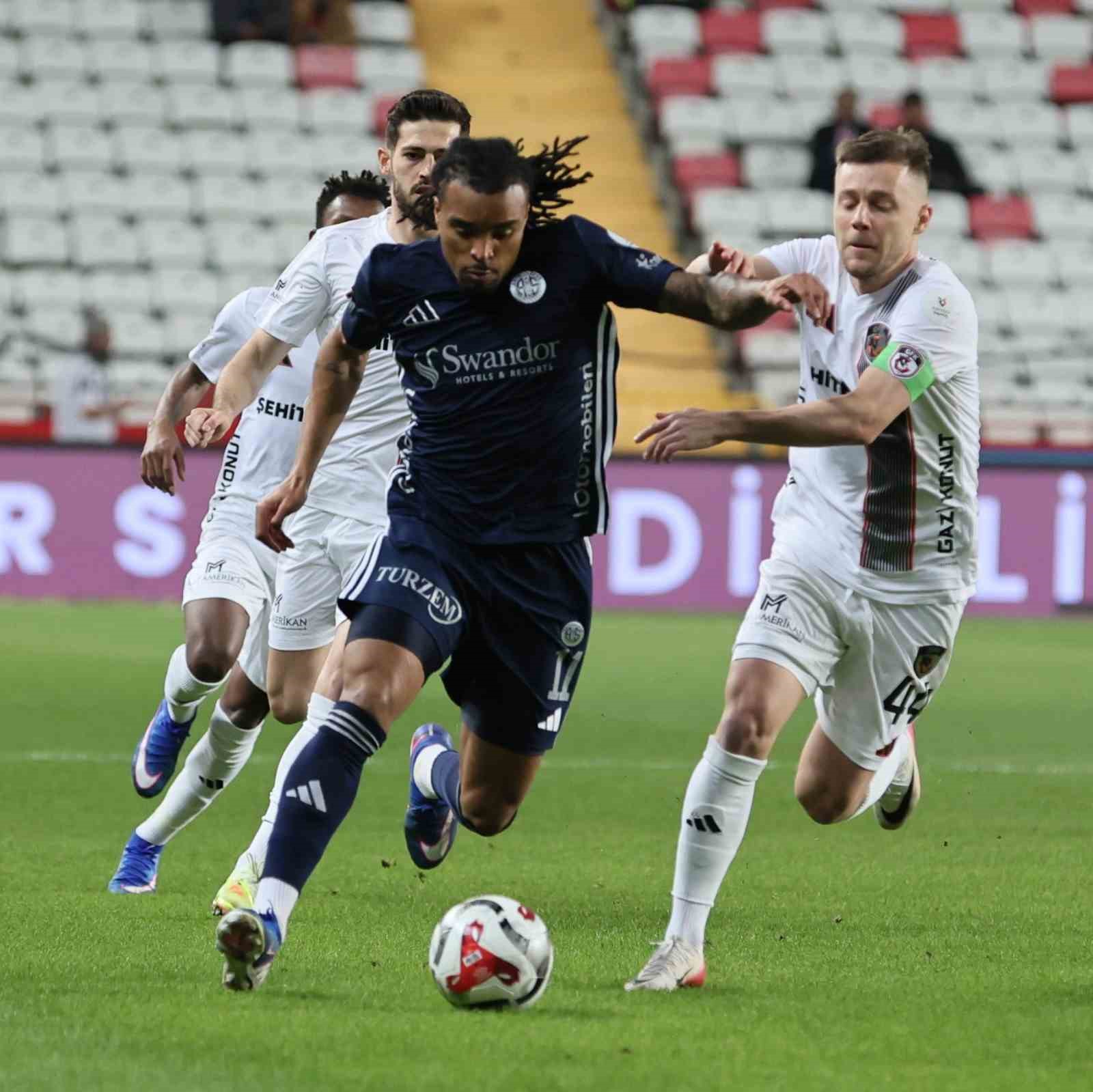Trendyol Süper Lig: Antalyaspor: 0 - Gaziantep FK: 0 (İlk yarı)
