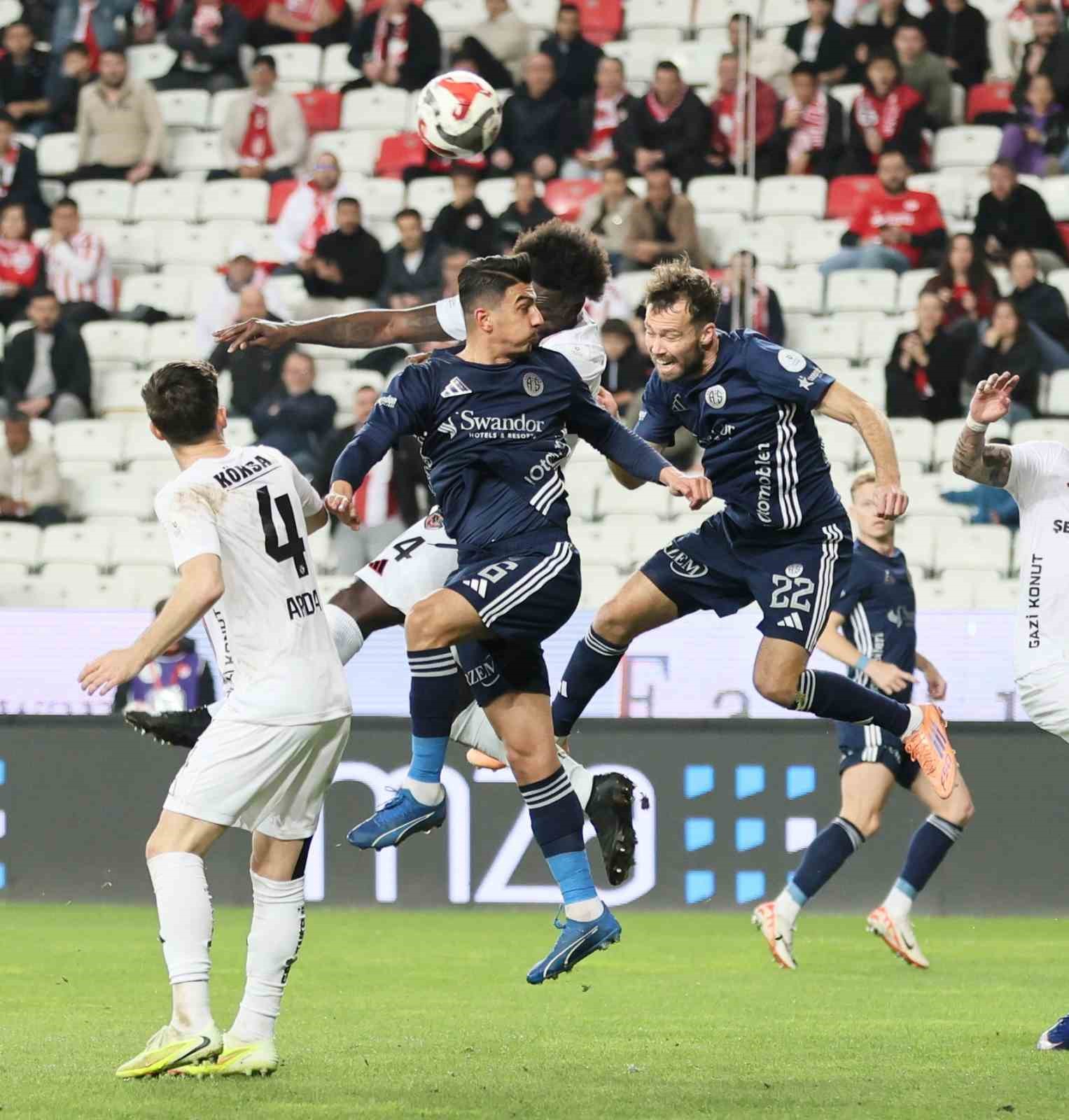 Trendyol Süper Lig: Antalyaspor: 0 - Gaziantep FK: 0 (İlk yarı)
