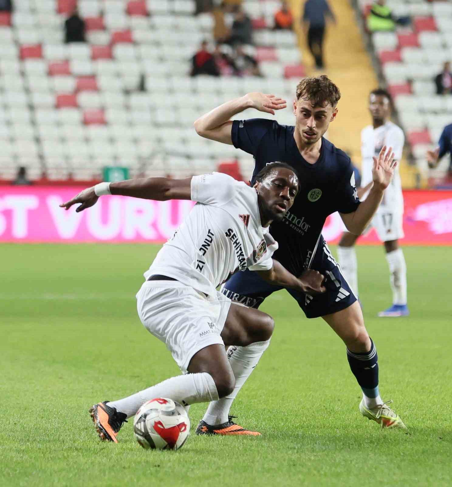 Trendyol Süper Lig: Antalyaspor: 0 - Gaziantep FK: 0 (İlk yarı)
