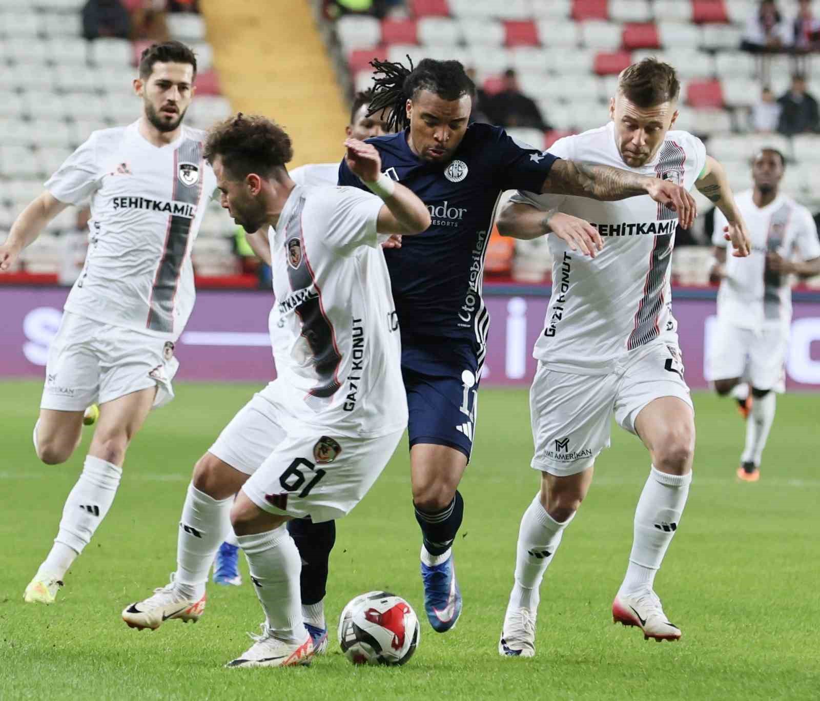 Trendyol Süper Lig: Antalyaspor: 0 - Gaziantep FK: 0 (İlk yarı)
