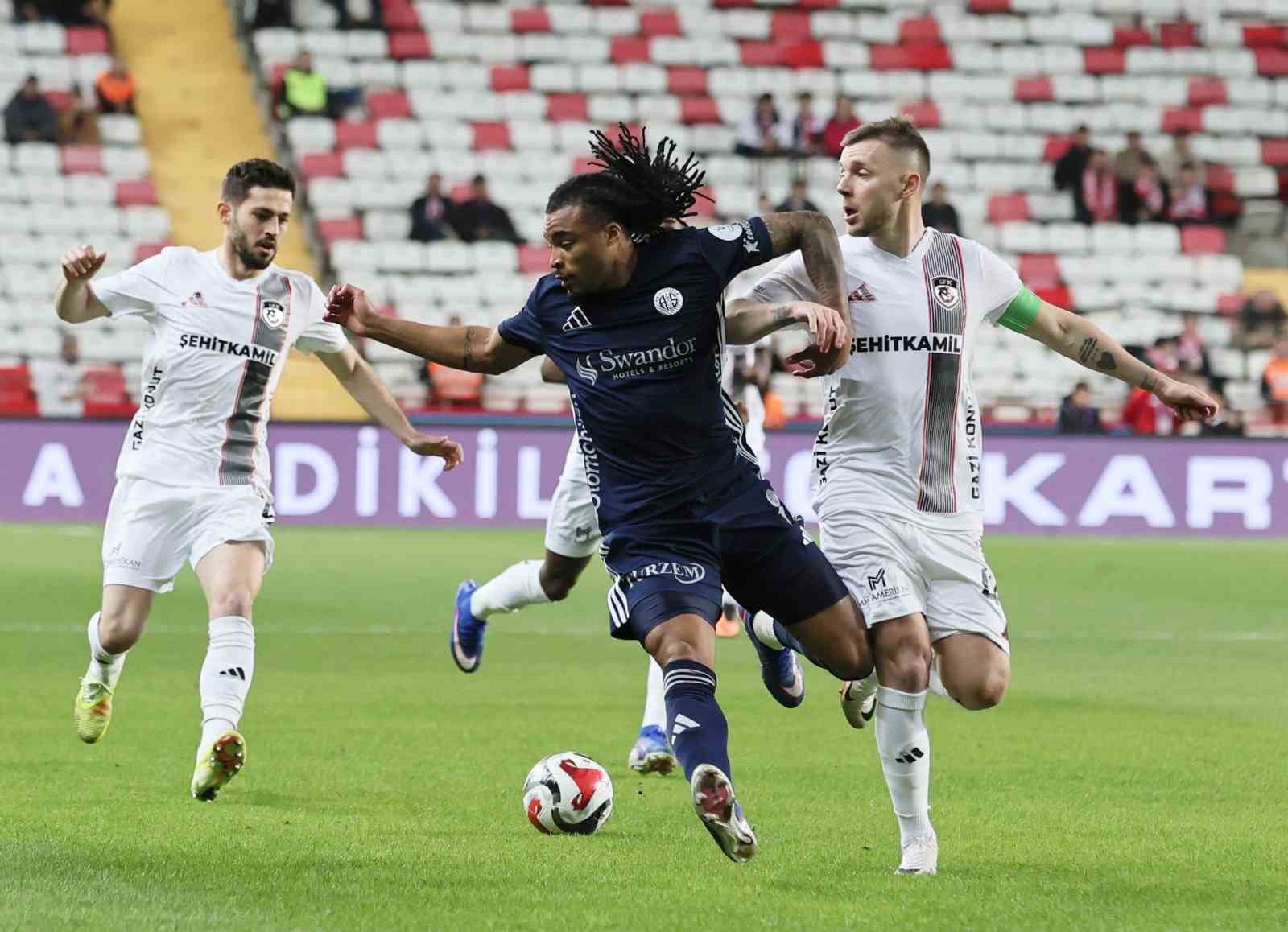 Trendyol Süper Lig: Antalyaspor: 0 - Gaziantep FK: 0 (İlk yarı)
