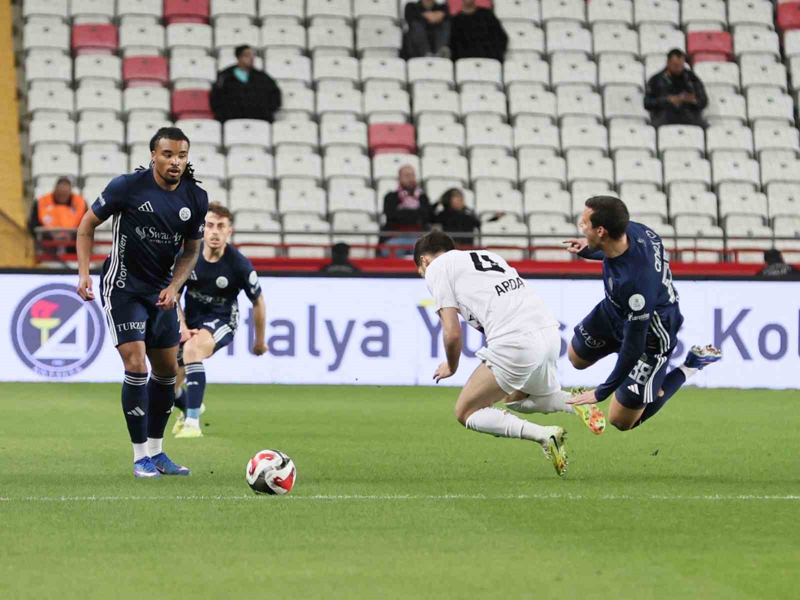 Trendyol Süper Lig: Antalyaspor: 0 - Gaziantep FK: 0 (İlk yarı)
