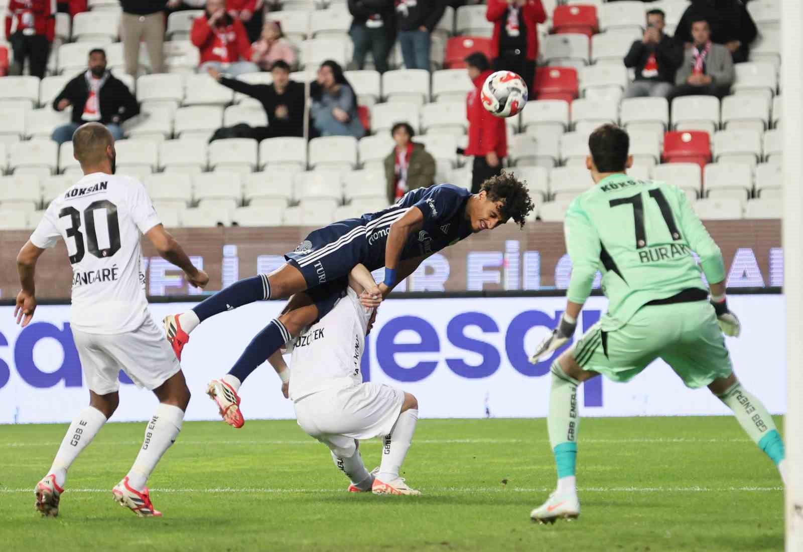 Trendyol Süper Lig: Antalyaspor: 0 - Gaziantep FK: 0 (İlk yarı)
