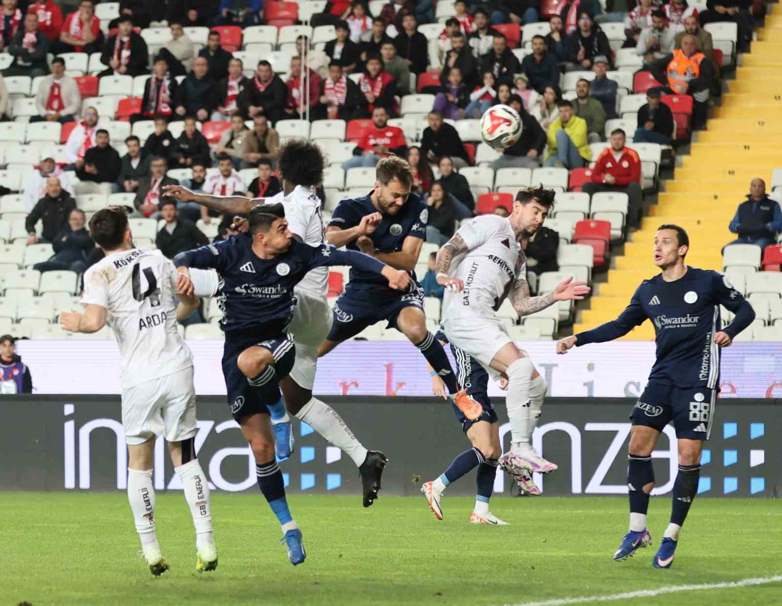 Trendyol Süper Lig: Antalyaspor: 0 - Gaziantep FK: 0 (İlk yarı)
