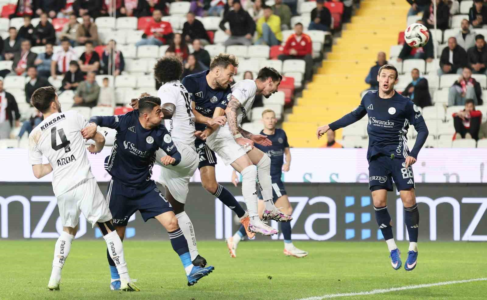 Trendyol Süper Lig: Antalyaspor: 0 - Gaziantep FK: 0 (İlk yarı)
