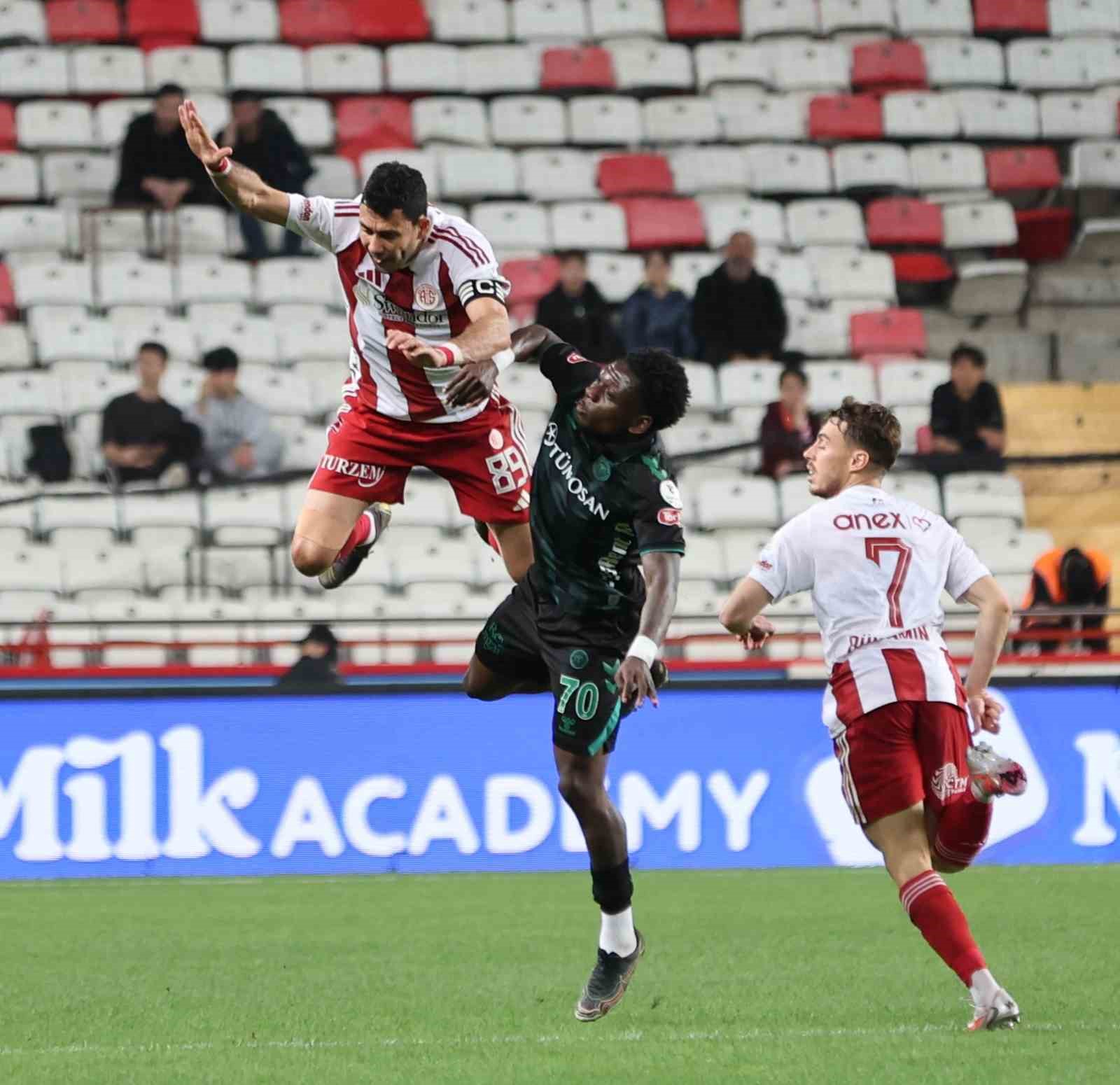 Trendyol Süper Lig: Antalyaspor: 0 - Konyaspor: 0 (İlk yarı)

