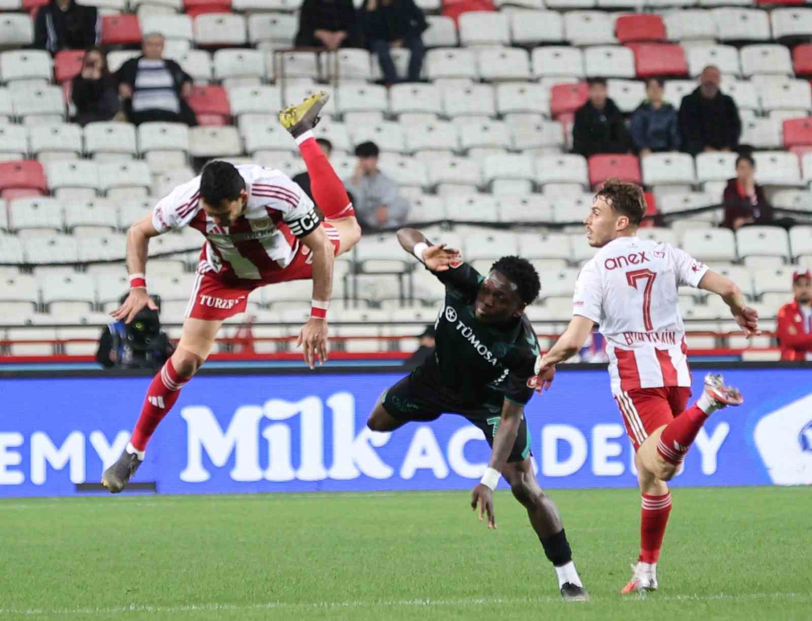 Trendyol Süper Lig: Antalyaspor: 0 - Konyaspor: 0 (İlk yarı)
