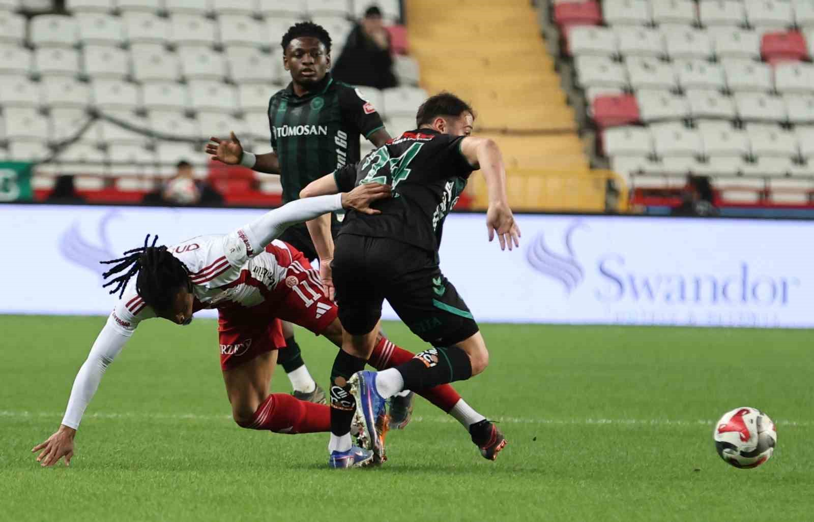 Trendyol Süper Lig: Antalyaspor: 0 - Konyaspor: 0 (İlk yarı)

