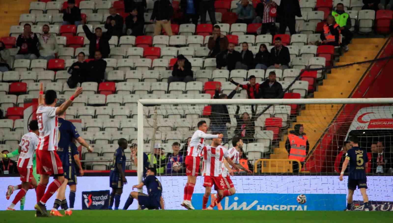 Trendyol Süper Lig: Antalyaspor: 1 - Fenerbahçe: 0 (İlk yarı)
Trendyol Süper Lig: Antalyaspor: 1 - Fenerbahçe: 0 (İlk yarı)