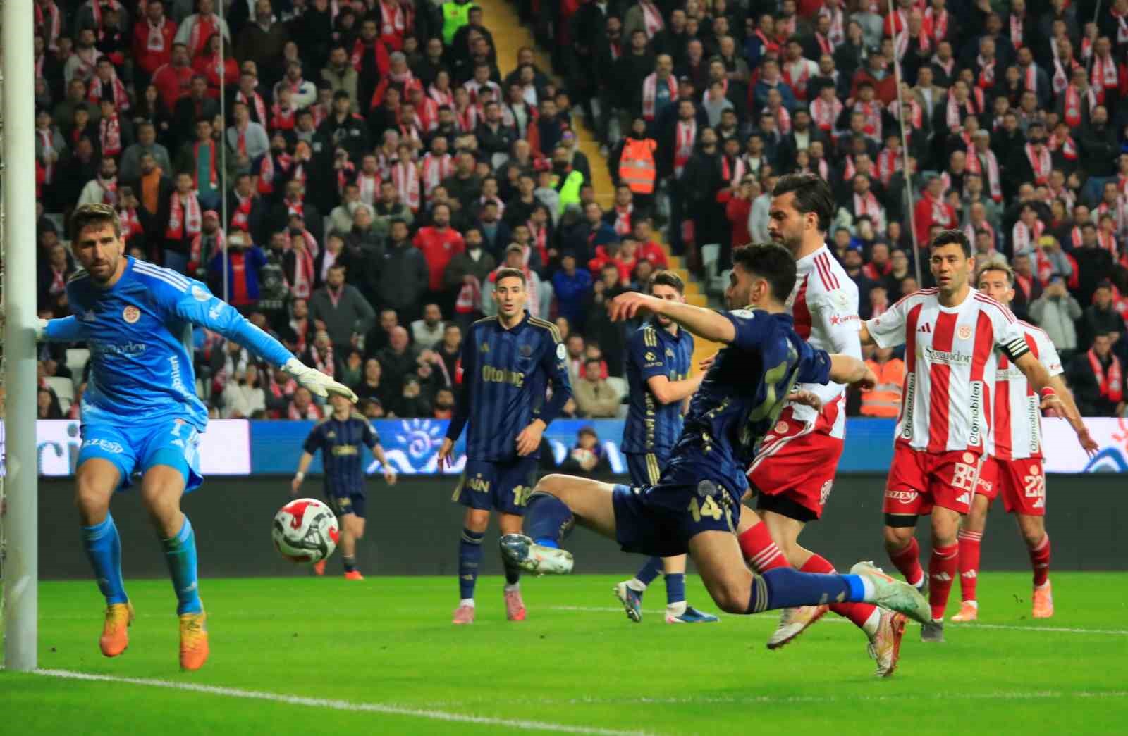 Trendyol Süper Lig: Antalyaspor: 1 - Fenerbahçe: 0 (İlk yarı)
Trendyol Süper Lig: Antalyaspor: 1 - Fenerbahçe: 0 (İlk yarı)