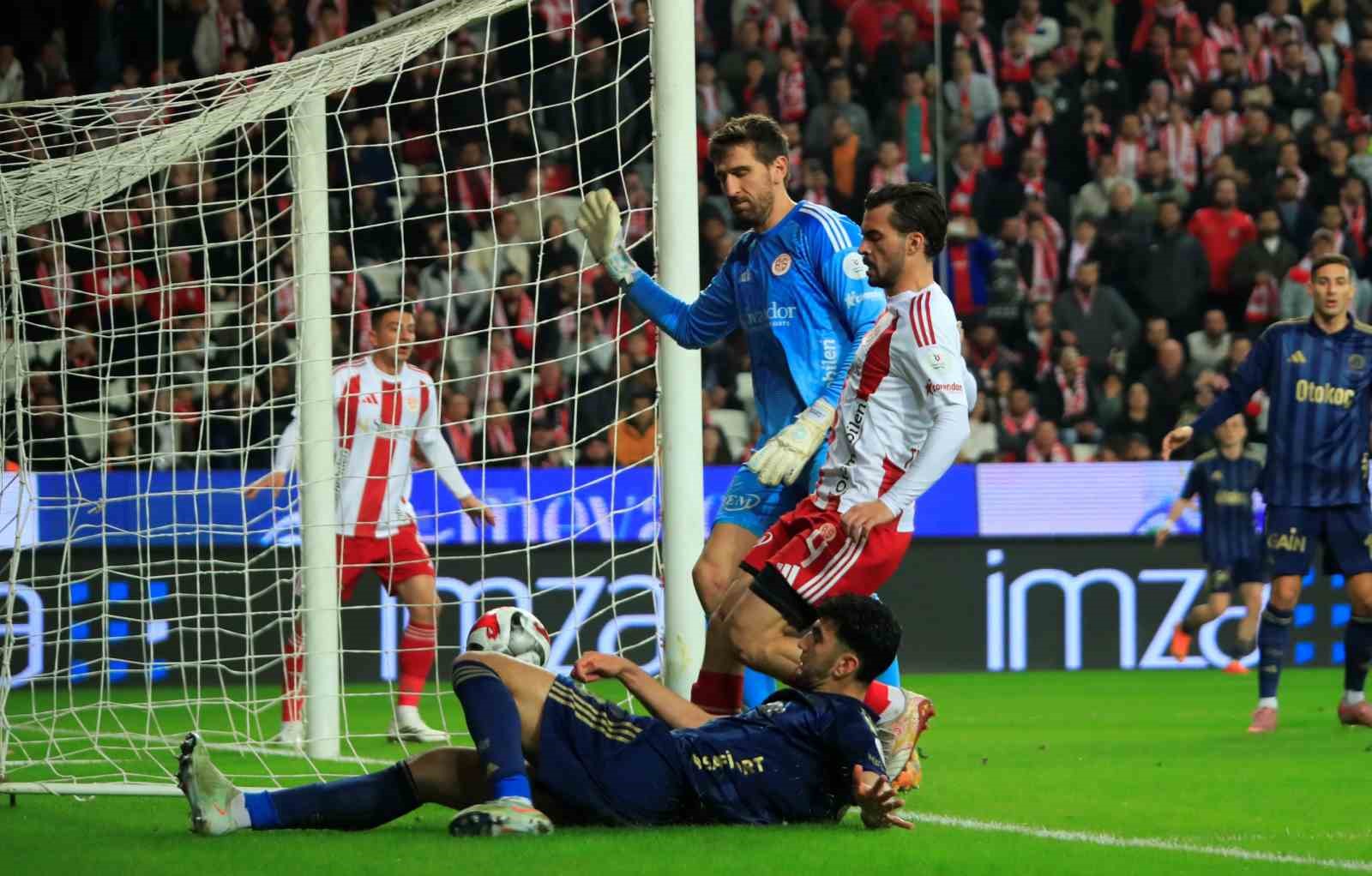 Trendyol Süper Lig: Antalyaspor: 1 - Fenerbahçe: 0 (İlk yarı)
Trendyol Süper Lig: Antalyaspor: 1 - Fenerbahçe: 0 (İlk yarı)