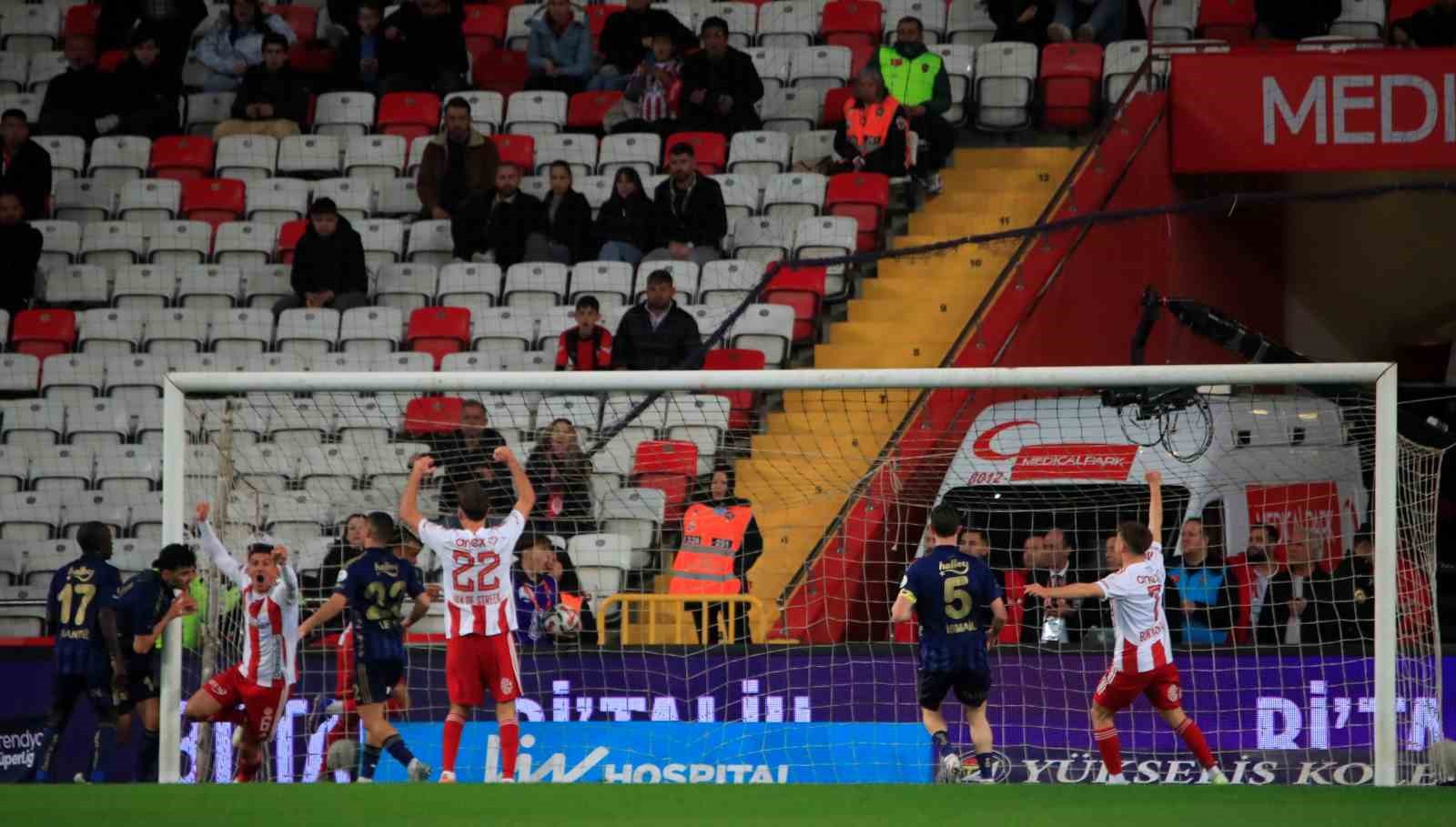 Trendyol Süper Lig: Antalyaspor: 1 - Fenerbahçe: 0 (İlk yarı)
Trendyol Süper Lig: Antalyaspor: 1 - Fenerbahçe: 0 (İlk yarı)