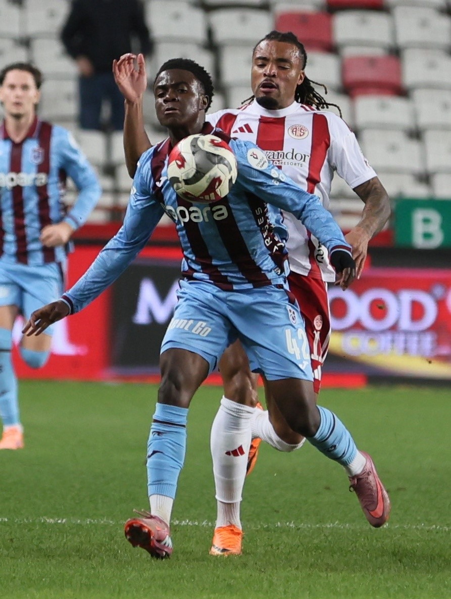 Trendyol Süper Lig: Antalyaspor: 1 - Trabzonspor: 0 (İlk yarı)
