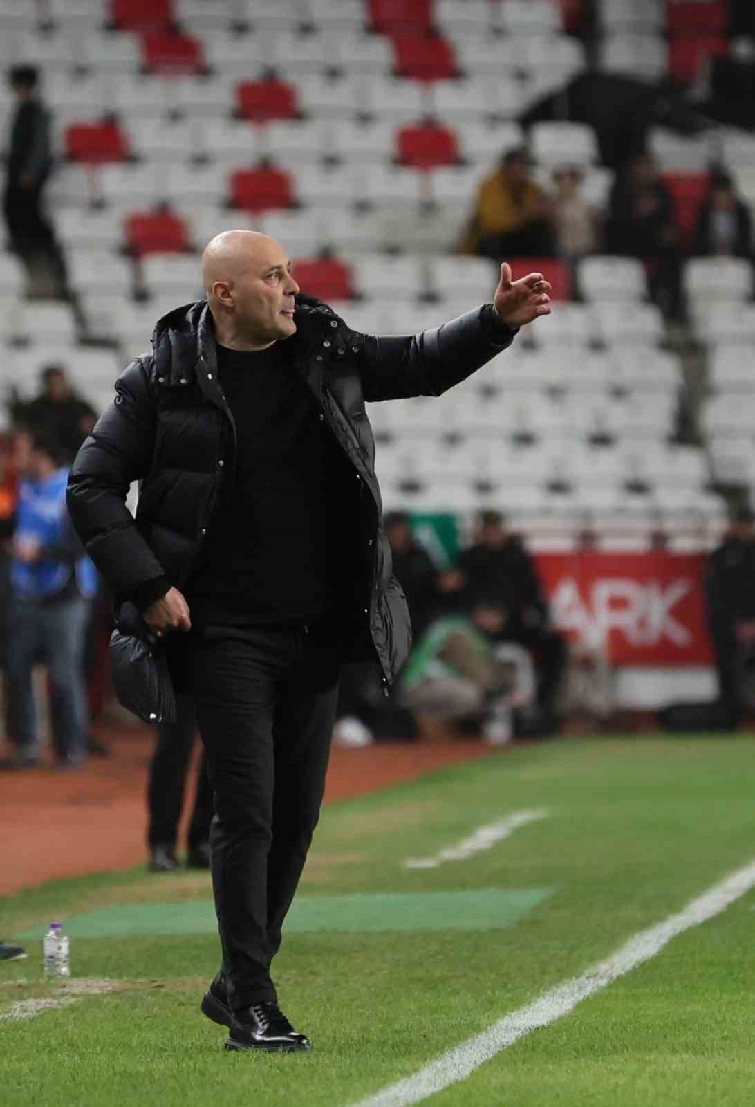 Trendyol Süper Lig: Antalyaspor: 1 - Trabzonspor: 0 (İlk yarı)
