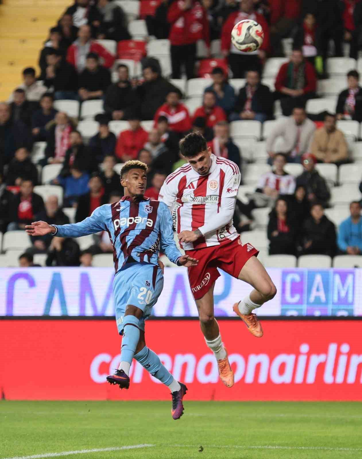 Trendyol Süper Lig: Antalyaspor: 1 - Trabzonspor: 0 (İlk yarı)
