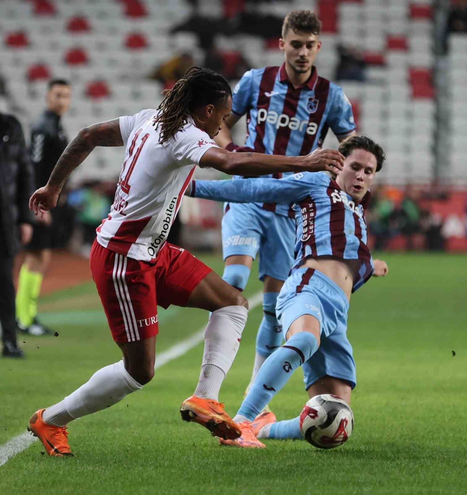 Trendyol Süper Lig: Antalyaspor: 1 - Trabzonspor: 0 (İlk yarı)

