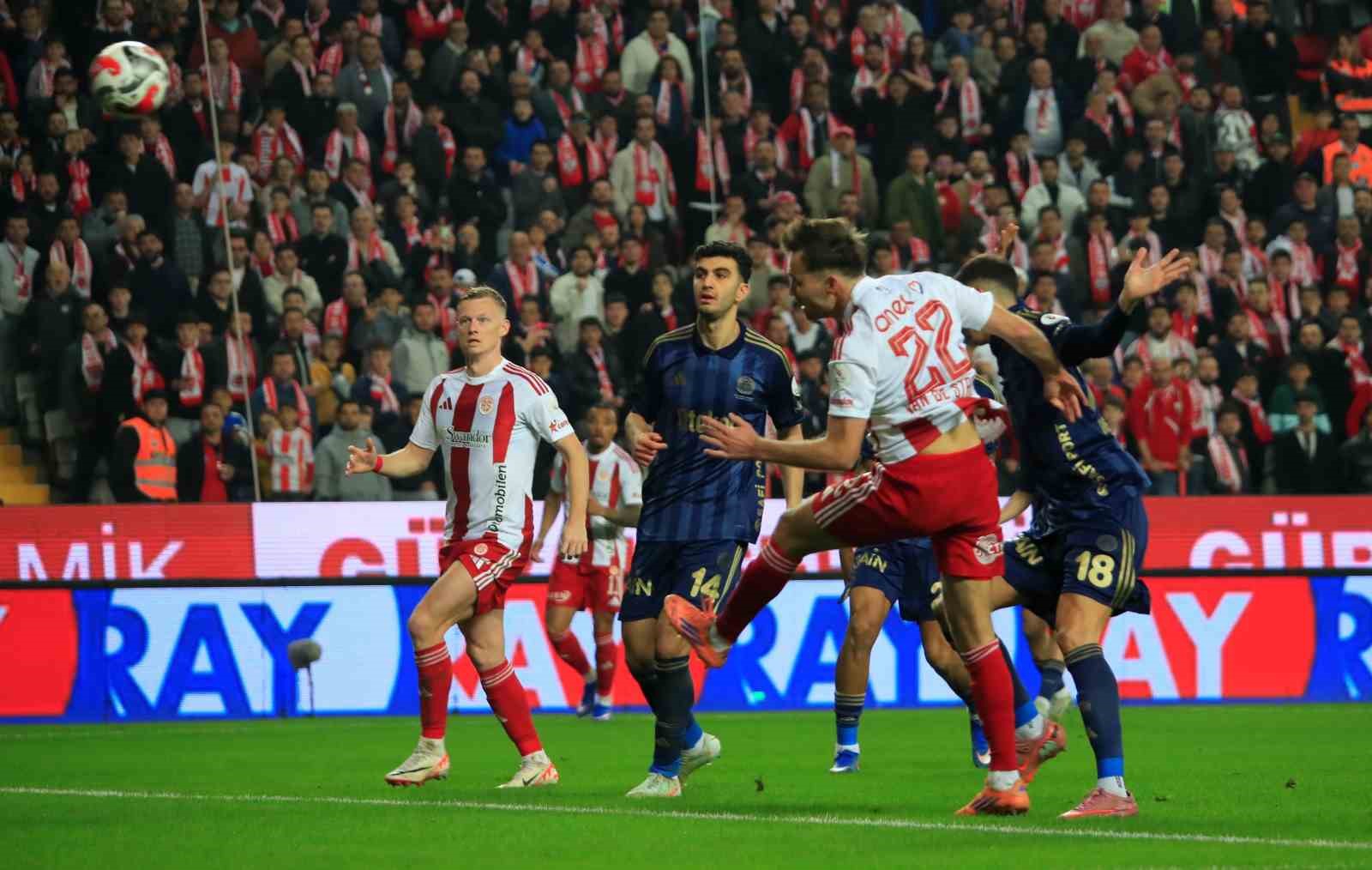 Trendyol Süper Lig: Antalyaspor: 2 - Fenerbahçe: 2 (Maç sonucu)
