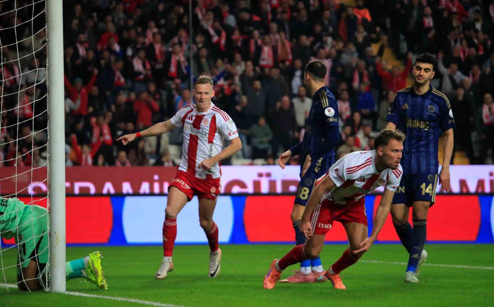 Trendyol Süper Lig: Antalyaspor: 2 - Fenerbahçe: 2 (Maç sonucu)
