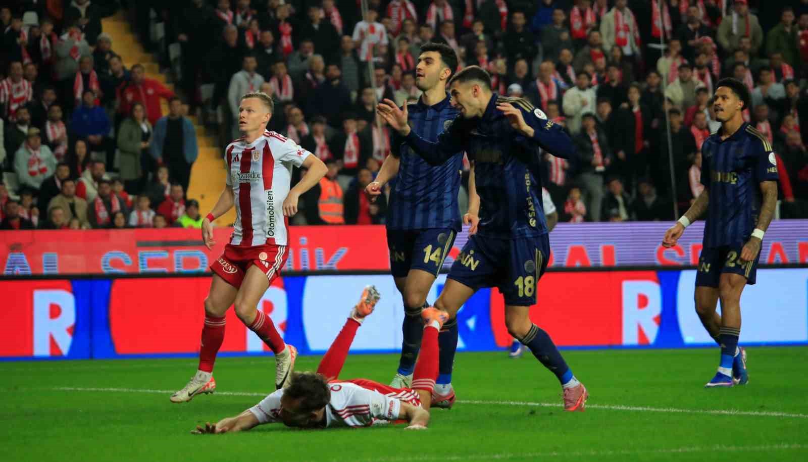 Trendyol Süper Lig: Antalyaspor: 2 - Fenerbahçe: 2 (Maç sonucu)
