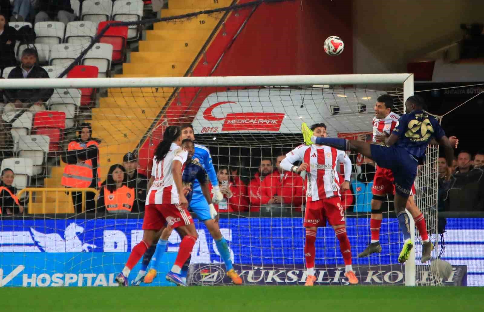 Trendyol Süper Lig: Antalyaspor: 2 - Fenerbahçe: 2 (Maç sonucu)
