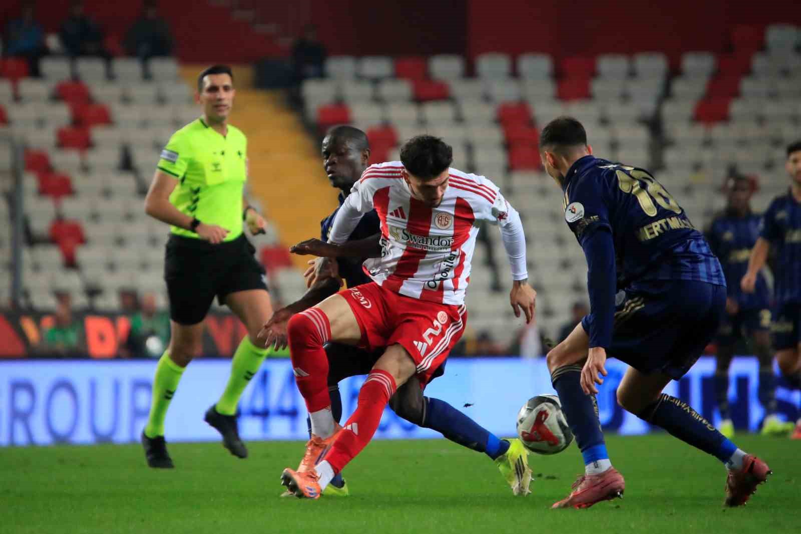 Trendyol Süper Lig: Antalyaspor: 2 - Fenerbahçe: 2 (Maç sonucu)
