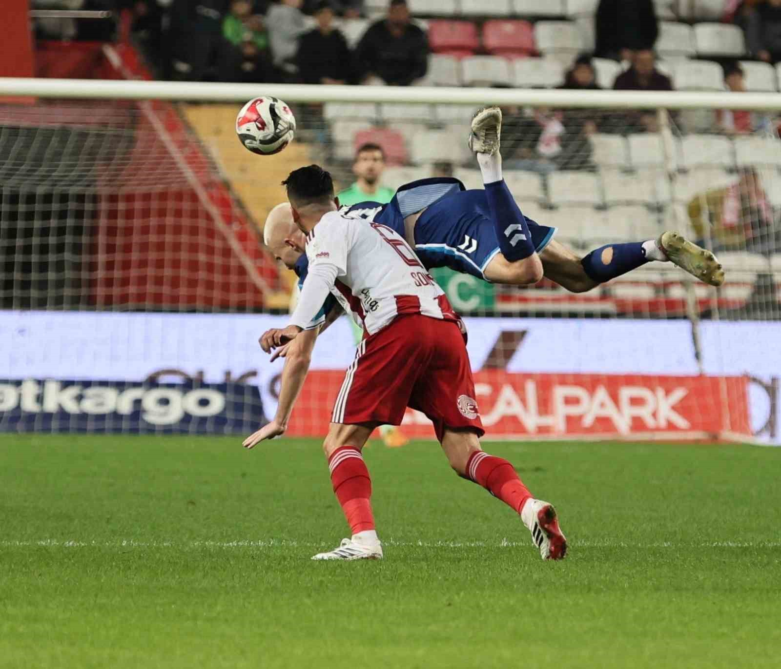 Trendyol Süper Lig: Antalyaspor: 2 - Samsunspor: 0 (İlk yarı)
Trendyol Süper Lig: Antalyaspor: 2 - Samsunspor: 0 (İlk yarı)