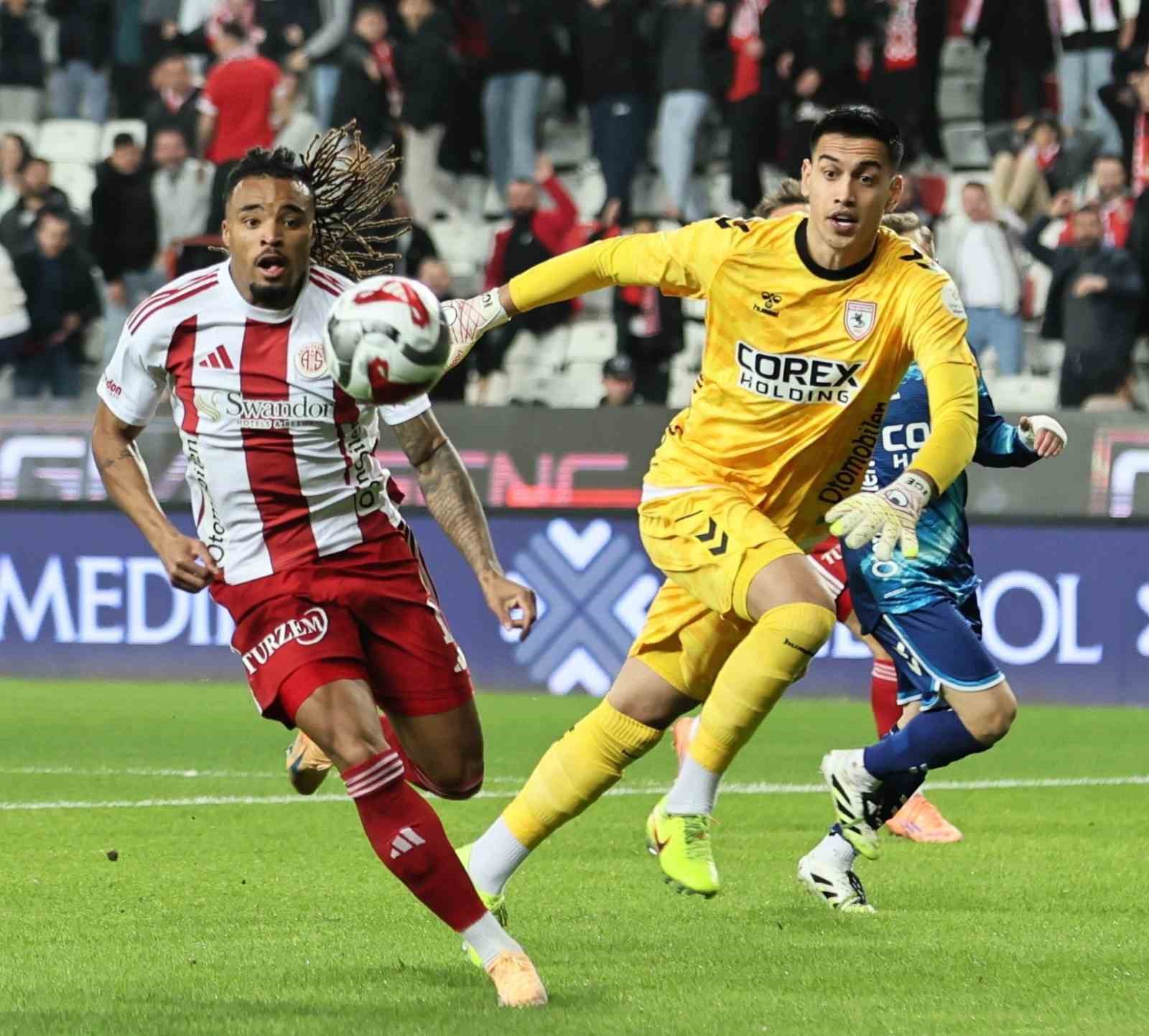 Trendyol Süper Lig: Antalyaspor: 2 - Samsunspor: 0 (İlk yarı)
Trendyol Süper Lig: Antalyaspor: 2 - Samsunspor: 0 (İlk yarı)