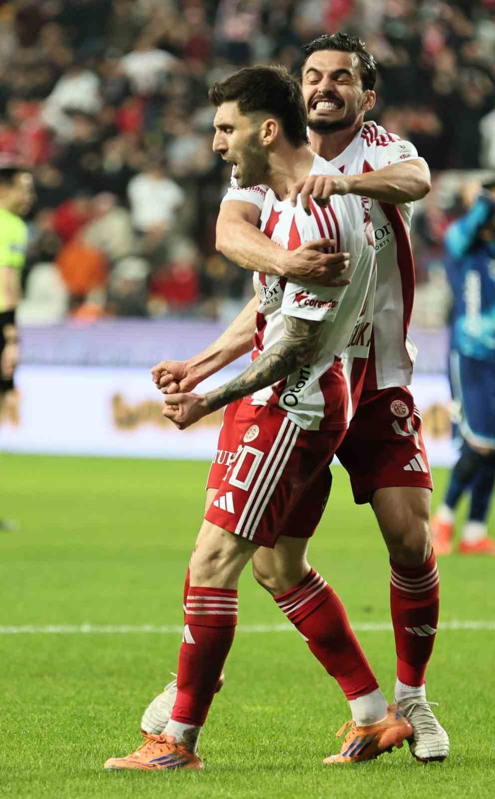 Trendyol Süper Lig: Antalyaspor: 2 - Samsunspor: 0 (İlk yarı)
Trendyol Süper Lig: Antalyaspor: 2 - Samsunspor: 0 (İlk yarı)