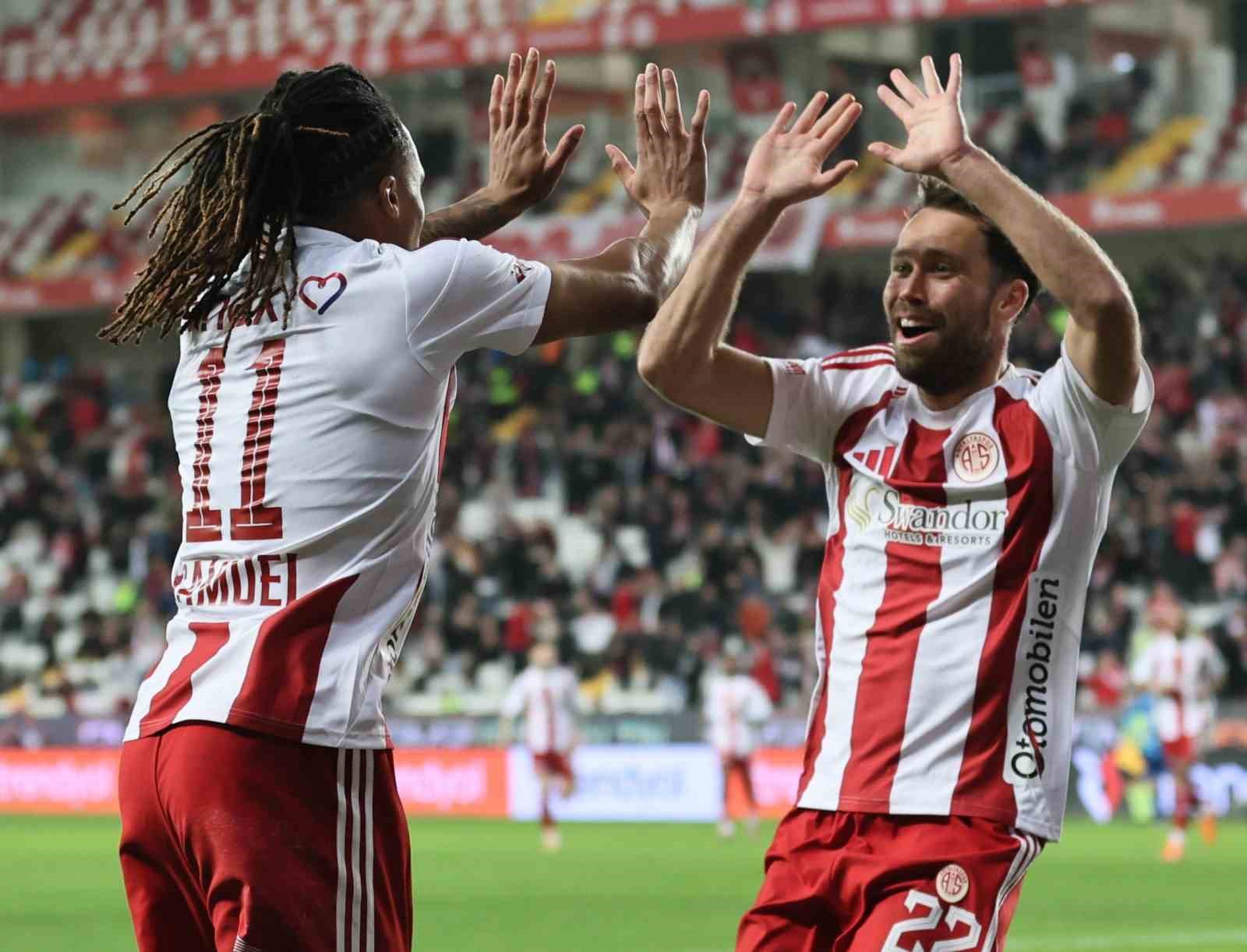 Trendyol Süper Lig: Antalyaspor: 2 - Samsunspor: 0 (İlk yarı)
Trendyol Süper Lig: Antalyaspor: 2 - Samsunspor: 0 (İlk yarı)