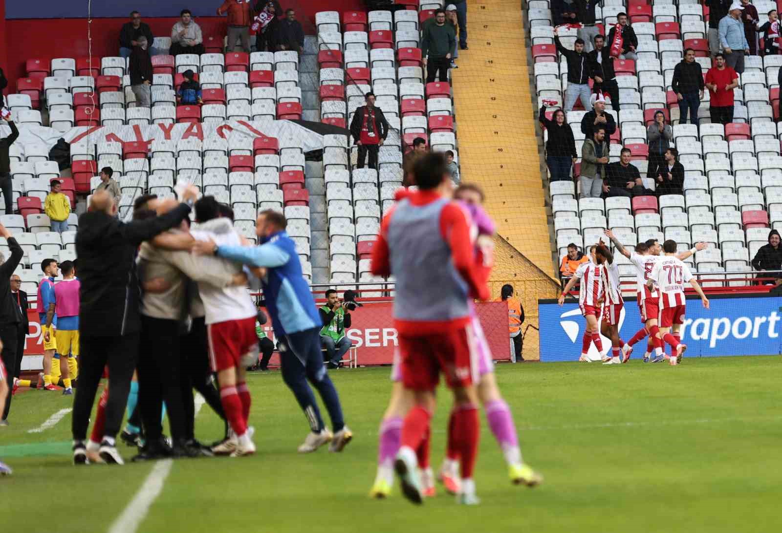 Trendyol Süper Lig: Antalyaspor: 3 - Eyüpspor: 0 (Maç sonucu)
Trendyol Süper Lig: Antalyaspor: 3 - Eyüpspor: 0 (Maç sonucu)