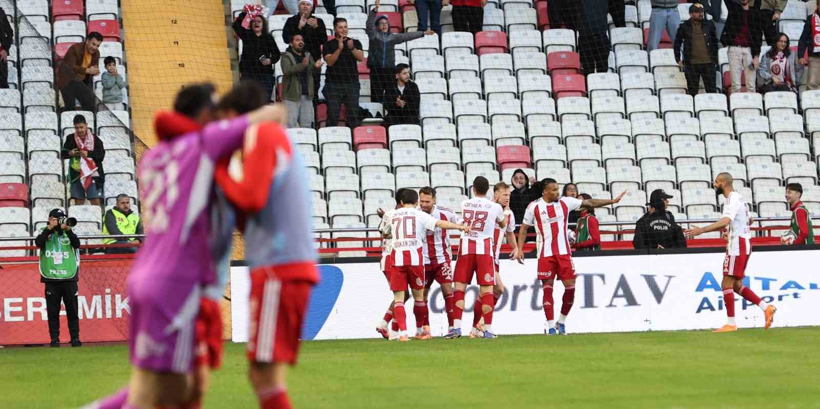 Trendyol Süper Lig: Antalyaspor: 3 - Eyüpspor: 0 (Maç sonucu)
Trendyol Süper Lig: Antalyaspor: 3 - Eyüpspor: 0 (Maç sonucu)