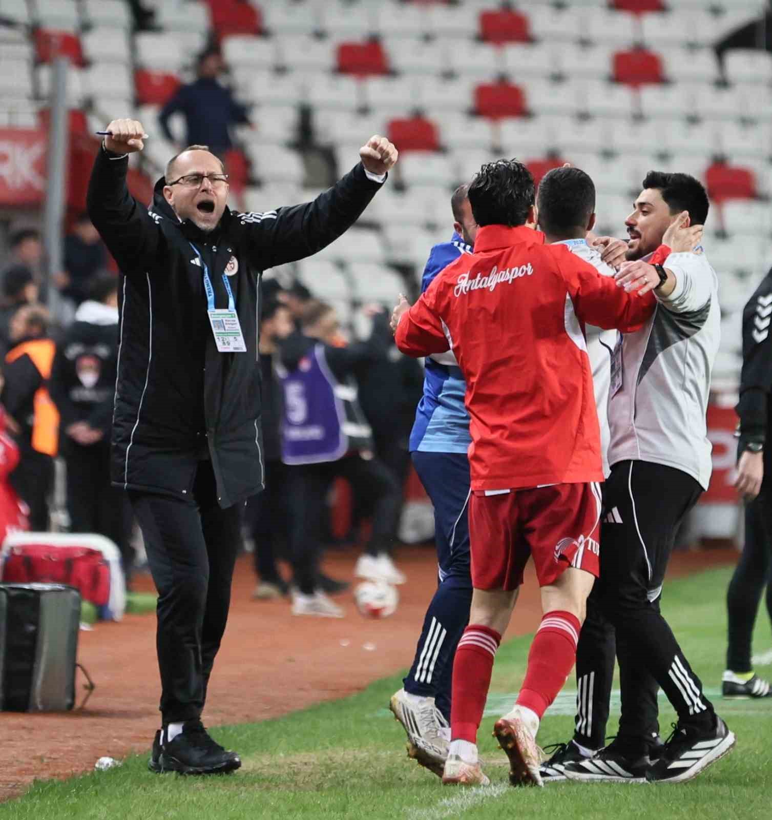 Trendyol Süper Lig: Antalyaspor: 3 - Samsunspor: 1 (Maç sonucu)
