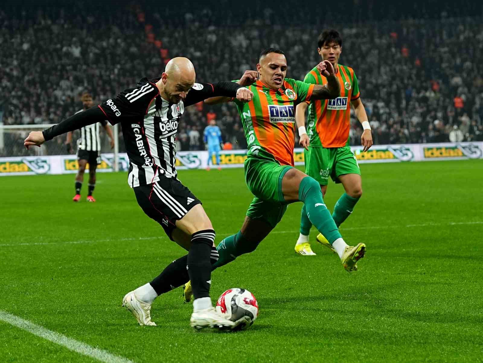 Trendyol Süper Lig: Beşiktaş: 0 - Corendon Alanyaspor: 1 (Maç devam ediyor)
