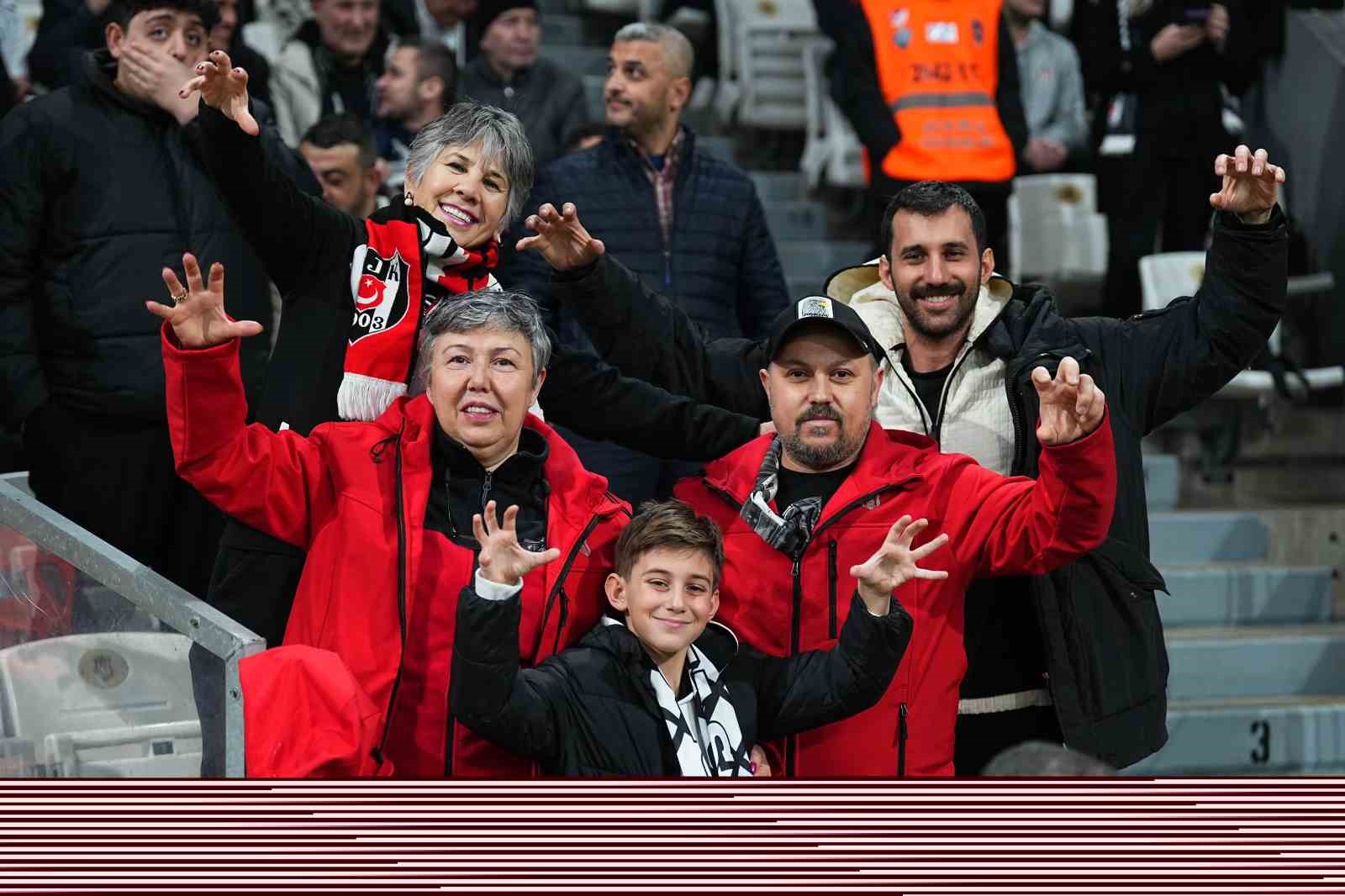 Trendyol Süper Lig: Beşiktaş: 0 - Corendon Alanyaspor: 1 (Maç devam ediyor)
