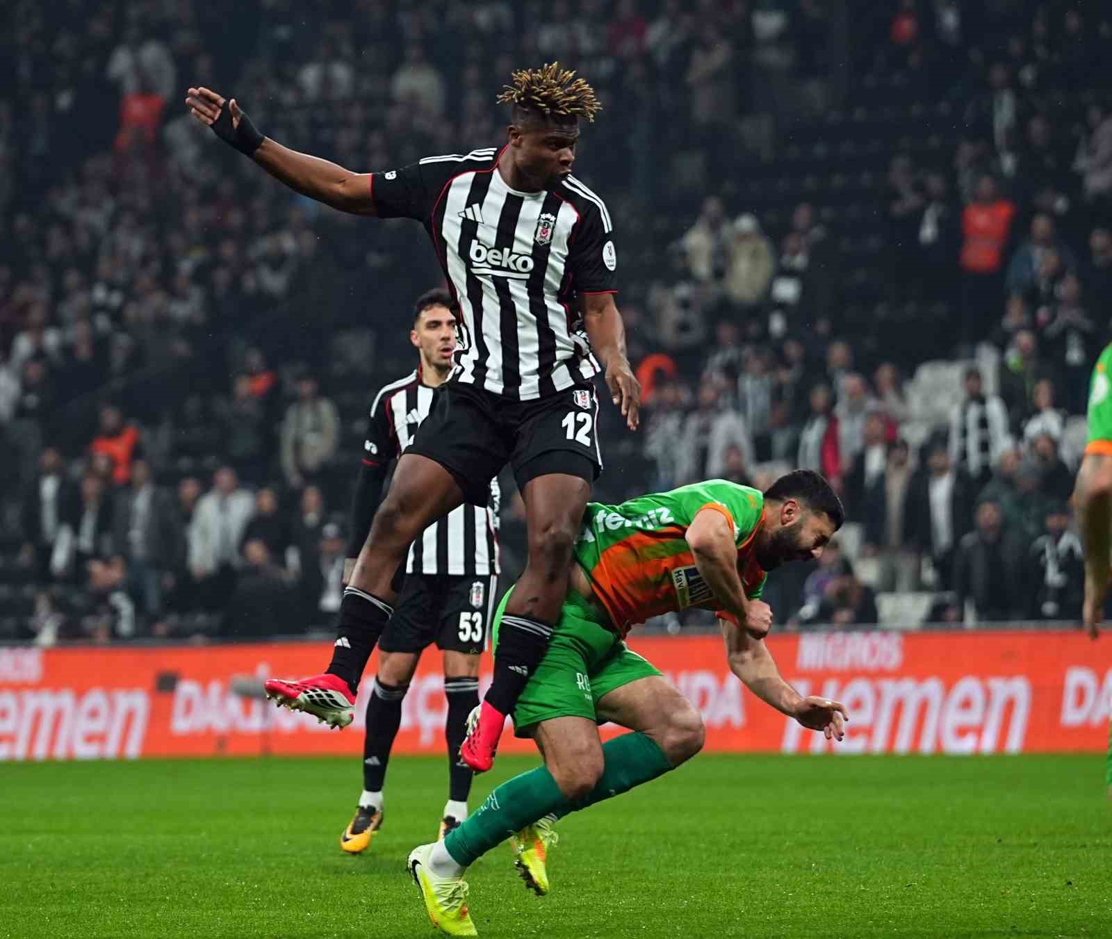 Trendyol Süper Lig: Beşiktaş: 0 - Corendon Alanyaspor: 1 (Maç devam ediyor)
