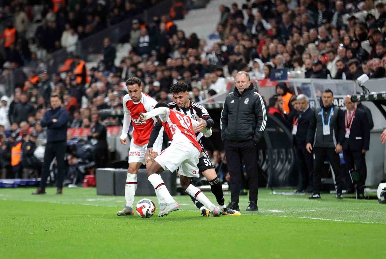 Trendyol Süper Lig: Beşiktaş: 0 - Fatih Karagümrük: 0 (İlk yarı)
