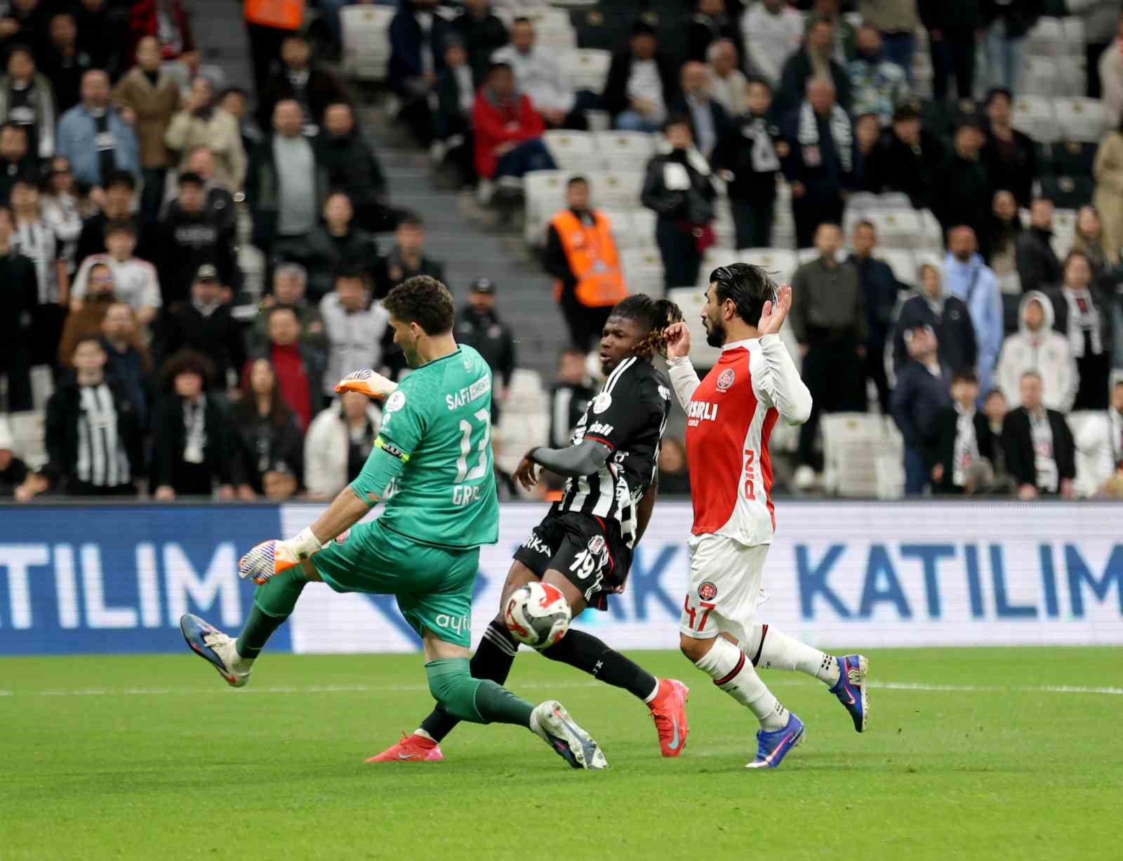 Trendyol Süper Lig: Beşiktaş: 0 - Fatih Karagümrük: 0 (İlk yarı)
