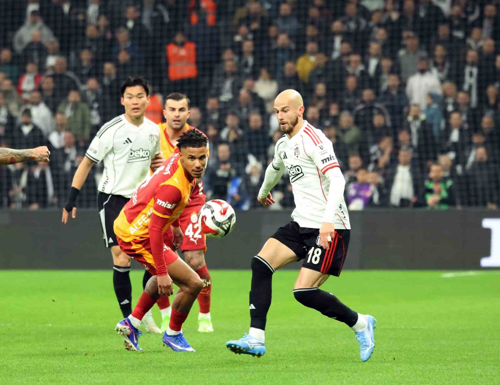 Trendyol Süper Lig: Beşiktaş: 0 - Galatasaray: 1 (İlk yarı)
