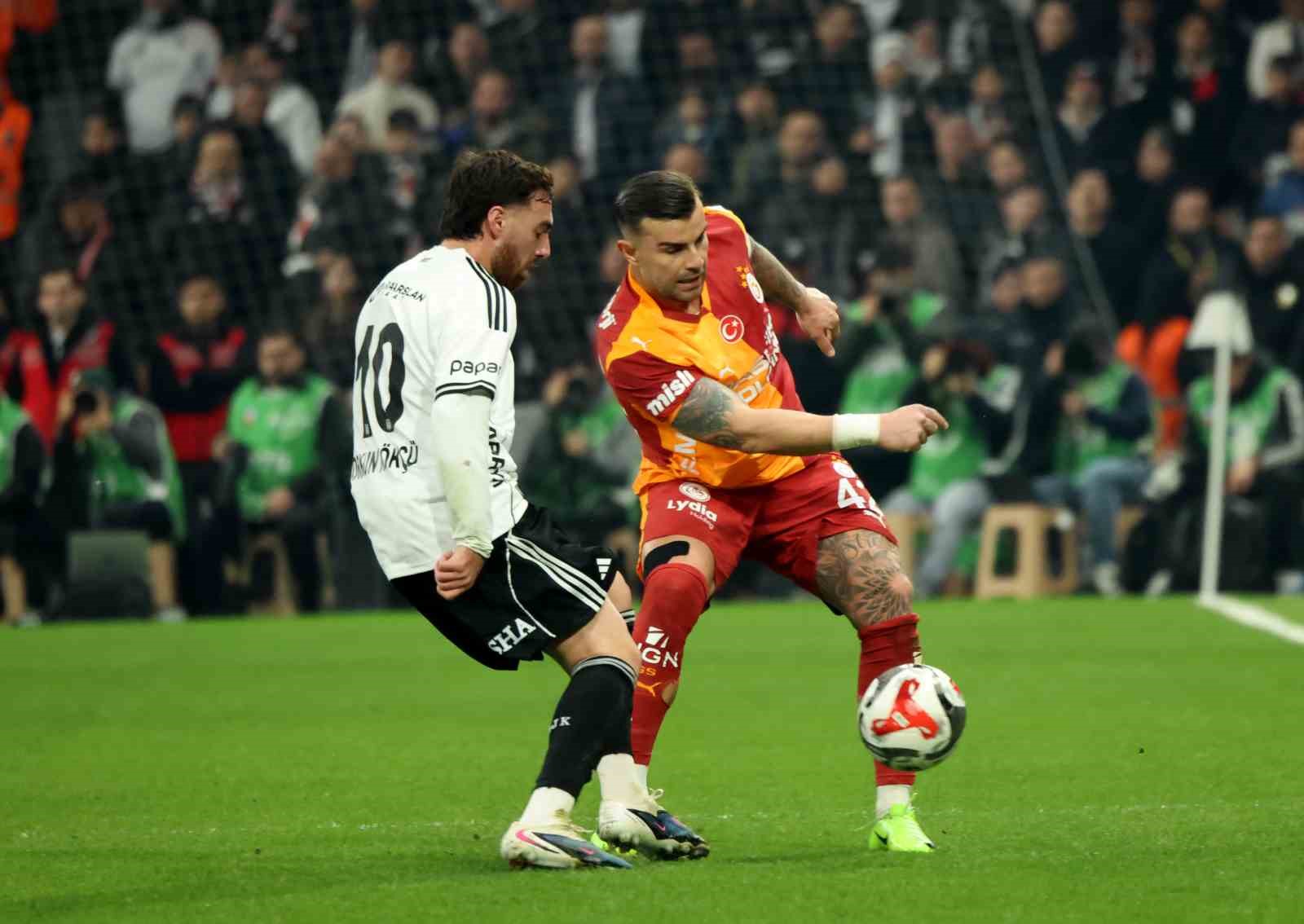 Trendyol Süper Lig: Beşiktaş: 0 - Galatasaray: 1 (İlk yarı)
