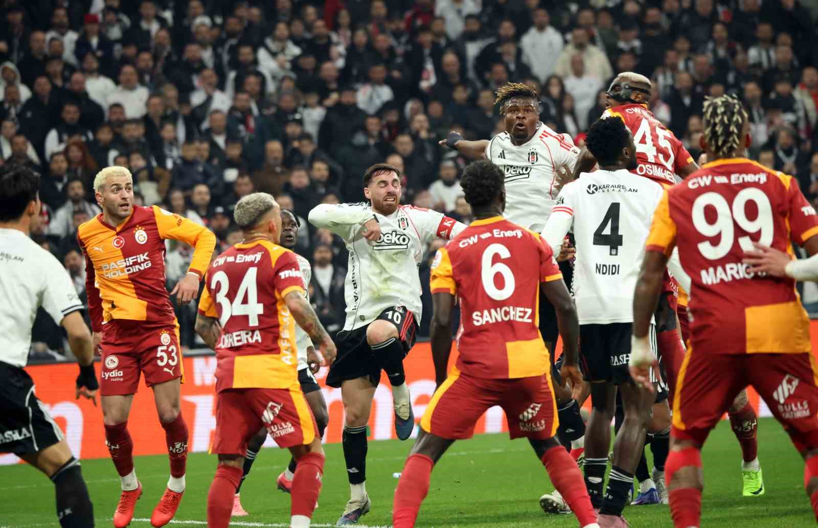 Trendyol Süper Lig: Beşiktaş: 0 - Galatasaray: 1 (İlk yarı)
