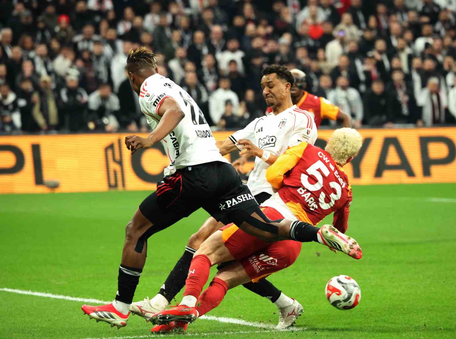 Trendyol Süper Lig: Beşiktaş: 0 - Galatasaray: 1 (İlk yarı)
