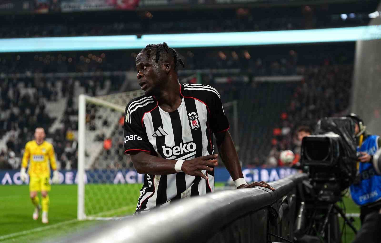 Trendyol Süper Lig: Beşiktaş: 1 - Corendon Alanyaspor: 2 (İlk yarı)
