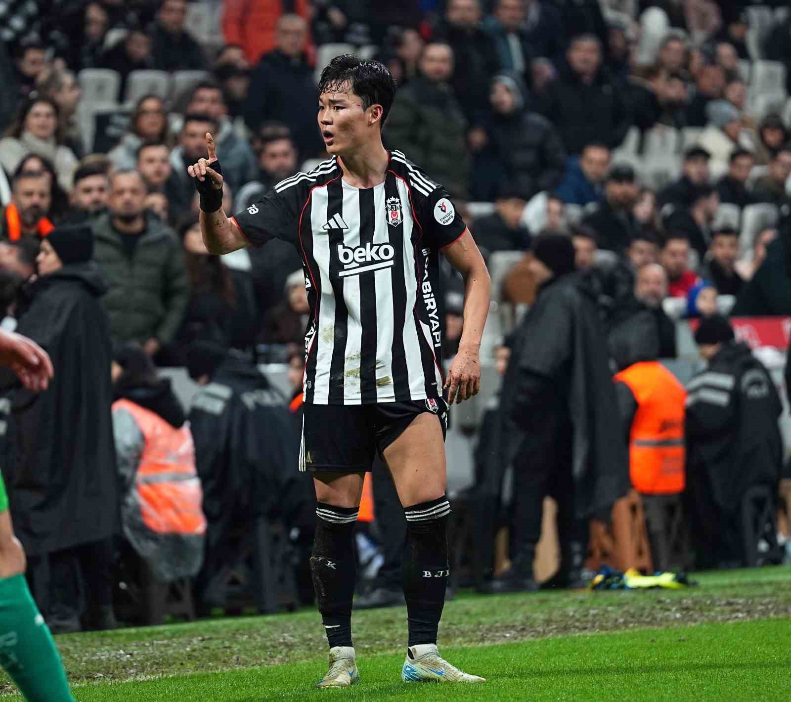 Trendyol Süper Lig: Beşiktaş: 1 - Corendon Alanyaspor: 2 (İlk yarı)
