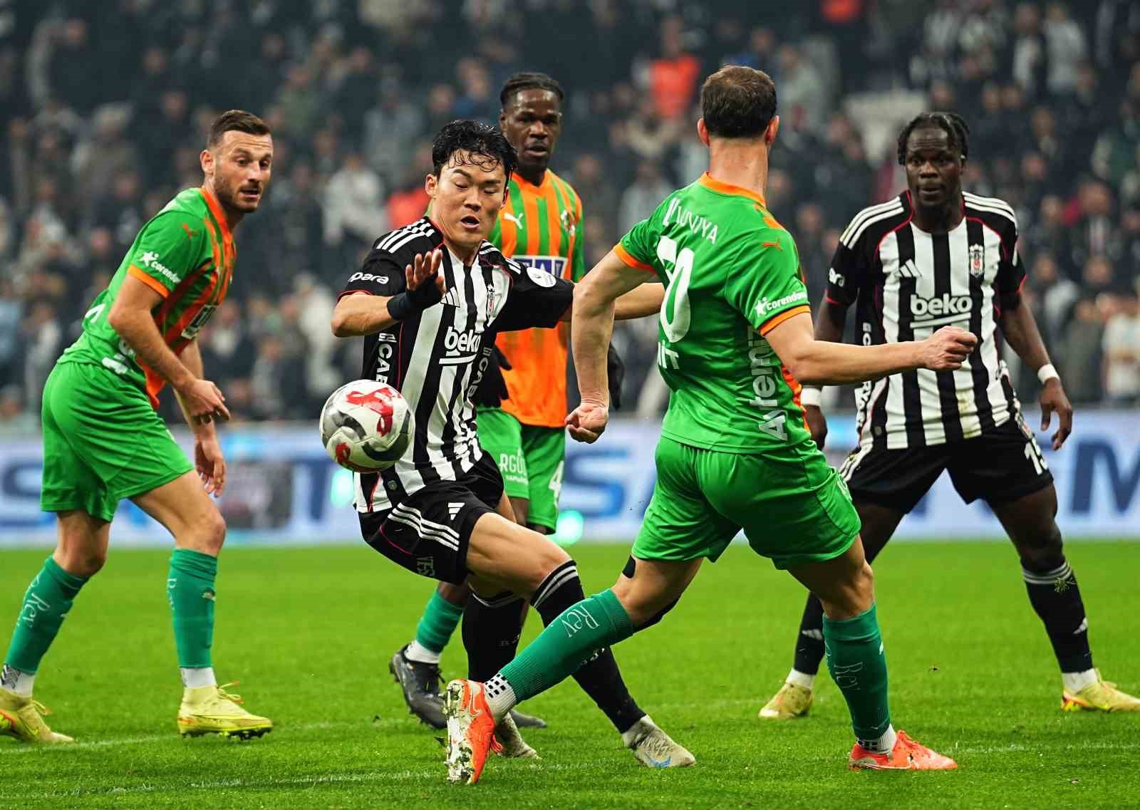 Trendyol Süper Lig: Beşiktaş: 1 - Corendon Alanyaspor: 2 (İlk yarı)
