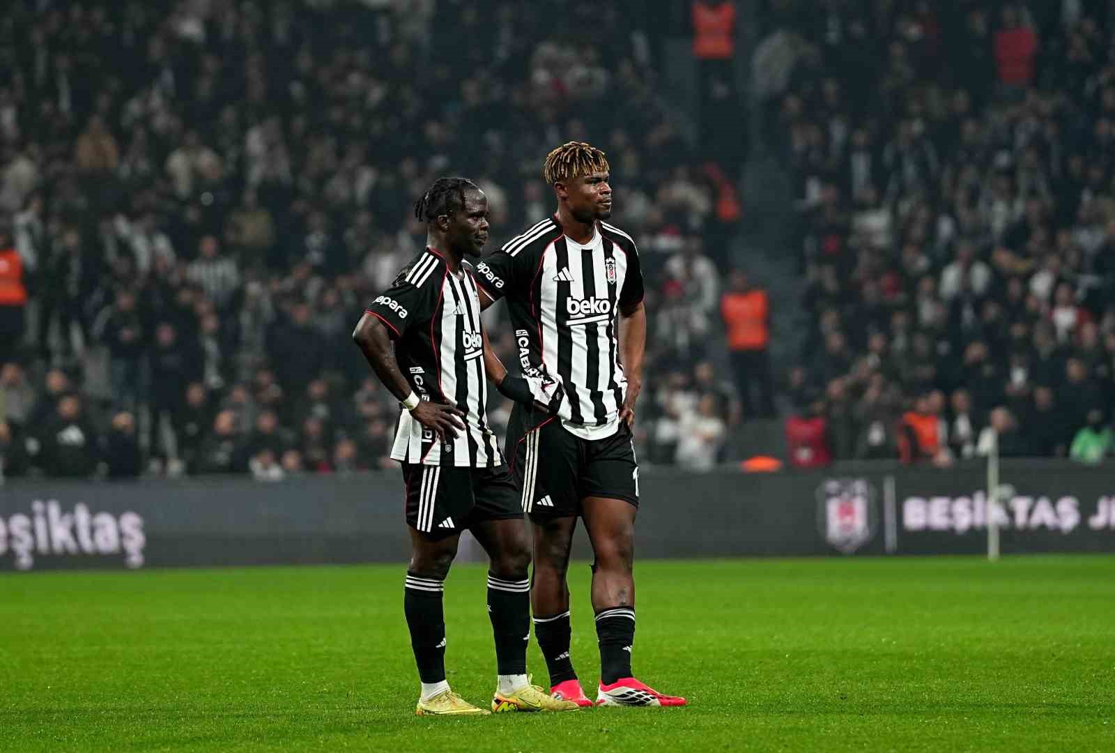 Trendyol Süper Lig: Beşiktaş: 1 - Corendon Alanyaspor: 2 (İlk yarı)
