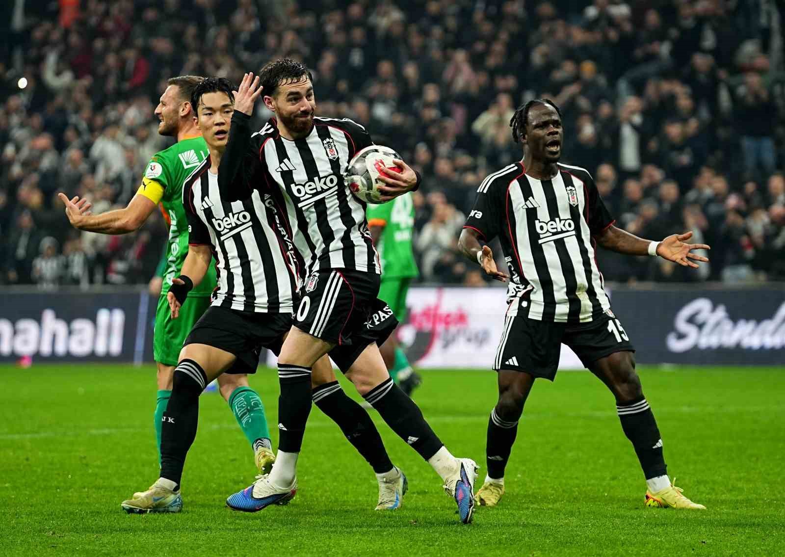 Trendyol Süper Lig: Beşiktaş: 1 - Corendon Alanyaspor: 2 (İlk yarı)
